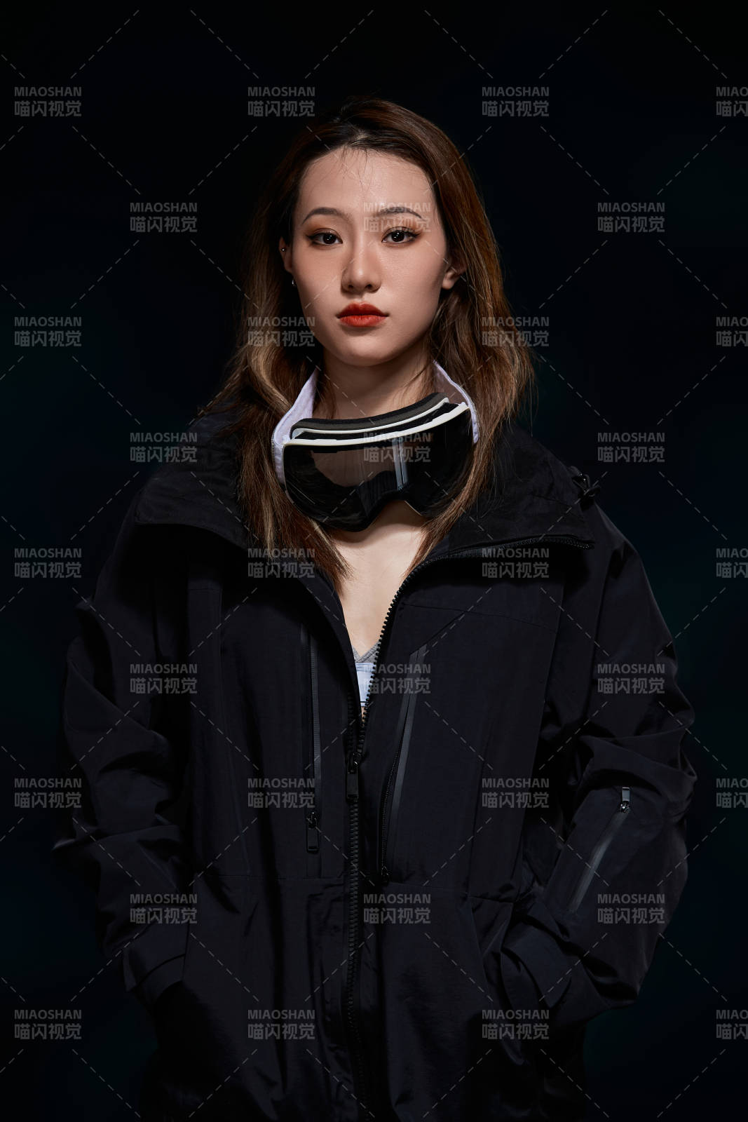 穿戴齊全單板滑雪裝備的亞洲美女