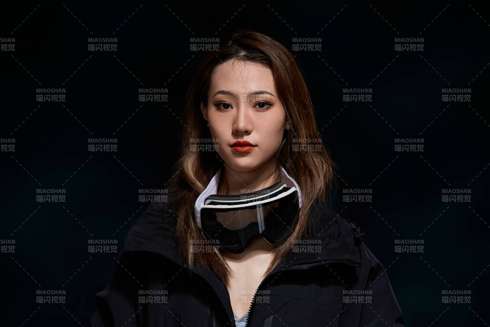 穿戴齊全單板滑雪裝備的亞洲美女