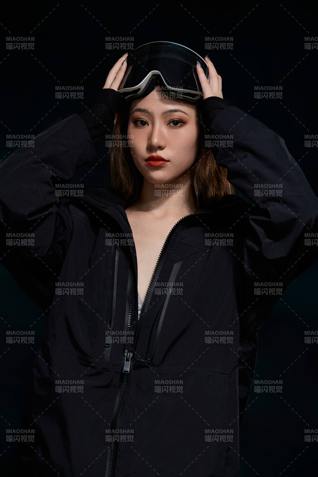 穿戴齊全單板滑雪裝備的亞洲美女