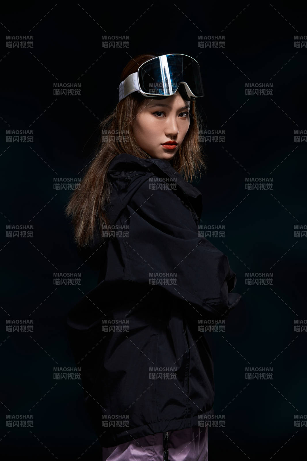 穿戴齊全單板滑雪裝備的亞洲美女