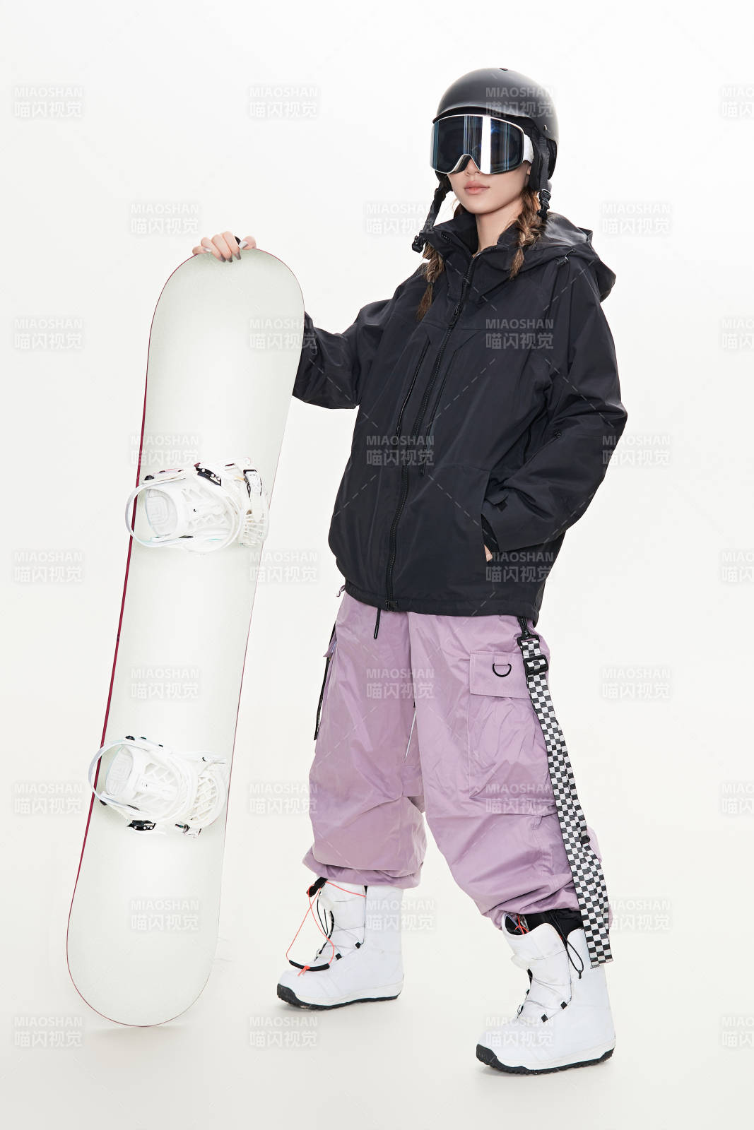 穿戴齊全單板滑雪裝備的亞洲美女