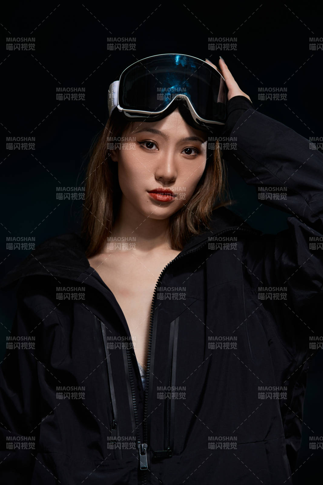 穿戴齊全單板滑雪裝備的亞洲美女