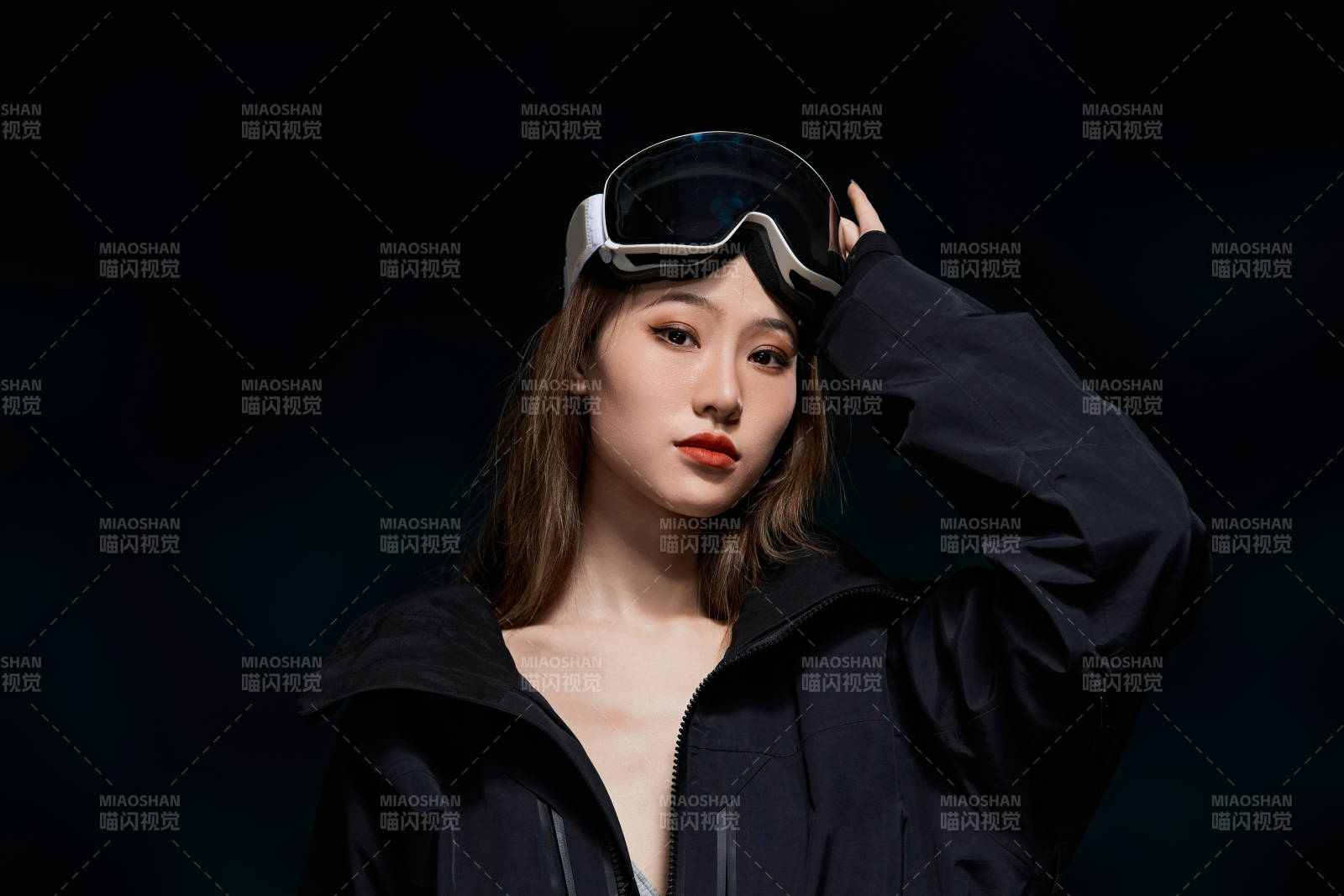 穿戴齊全單板滑雪裝備的亞洲美女