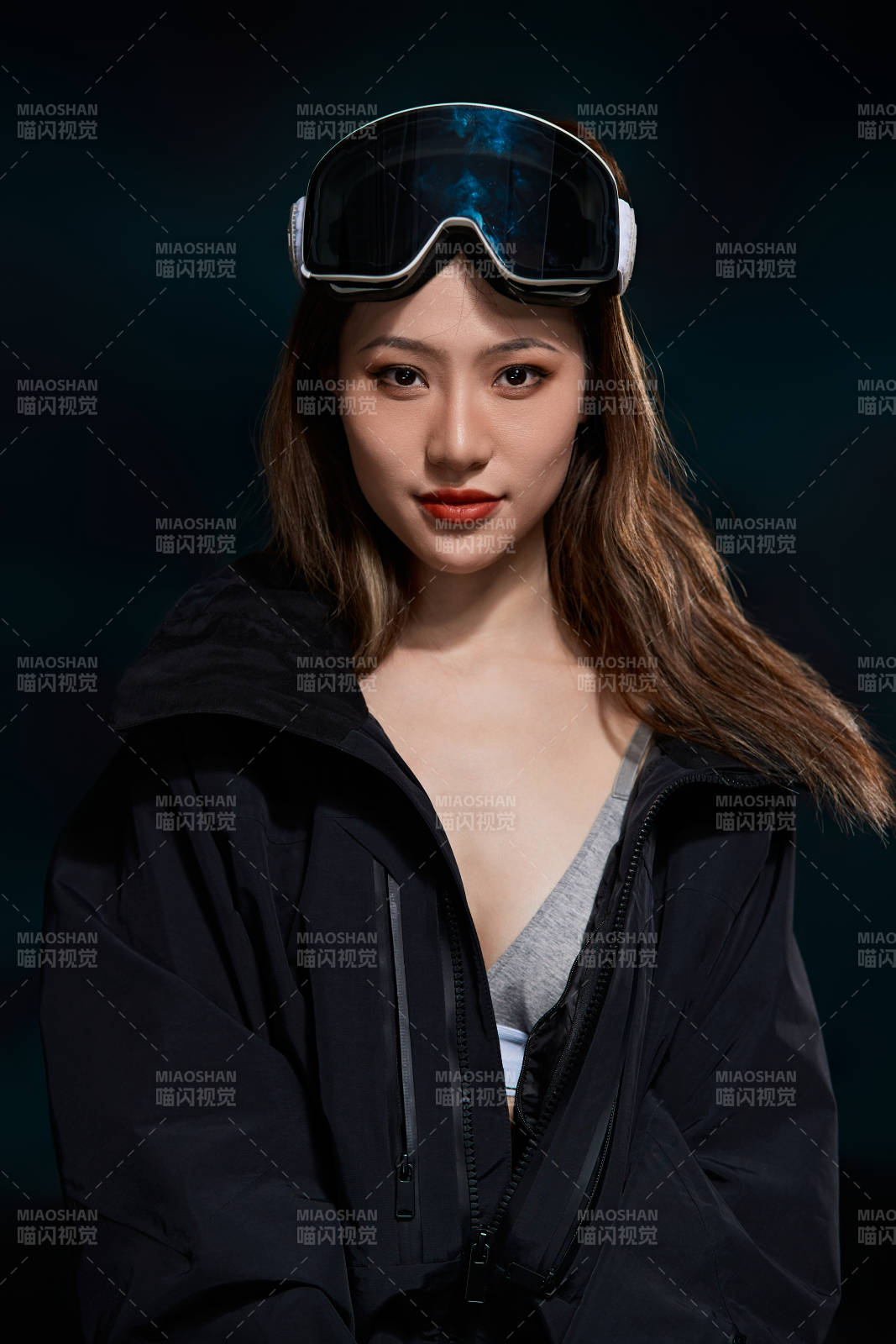 穿戴齊全單板滑雪裝備的亞洲美女