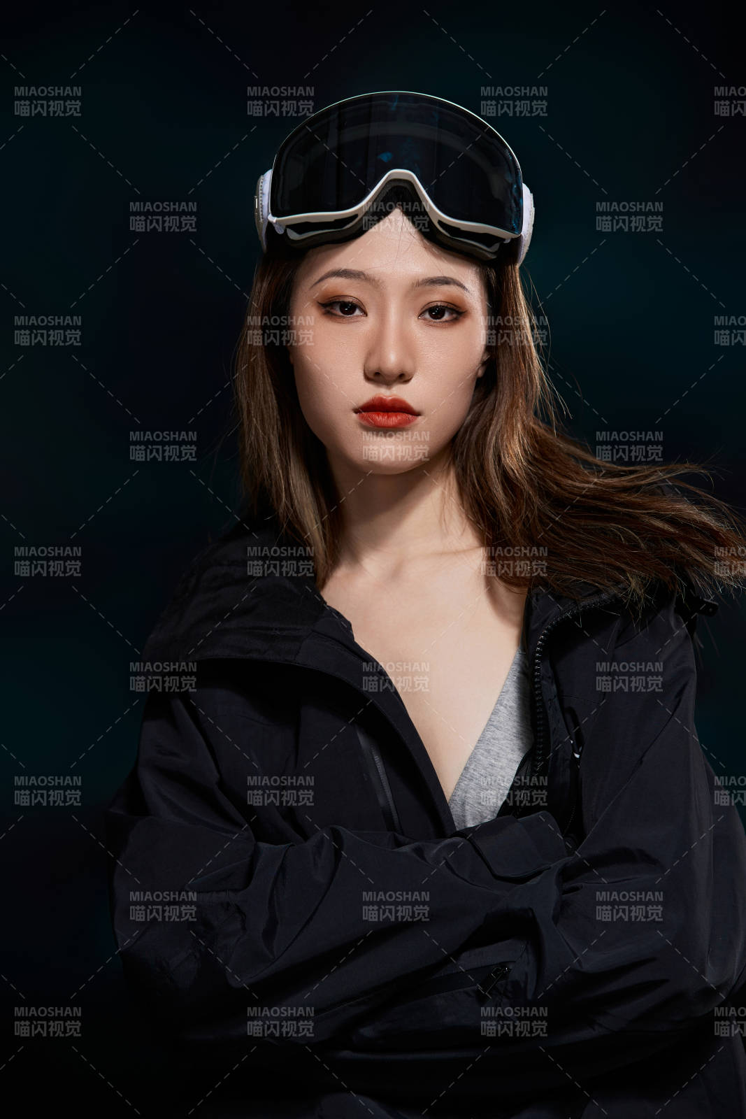 穿戴齊全單板滑雪裝備的亞洲美女