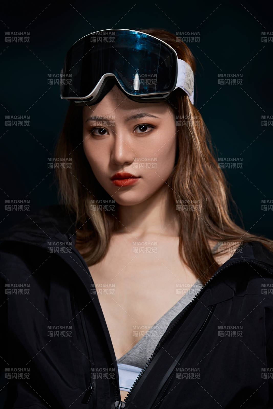 穿戴齊全單板滑雪裝備的亞洲美女