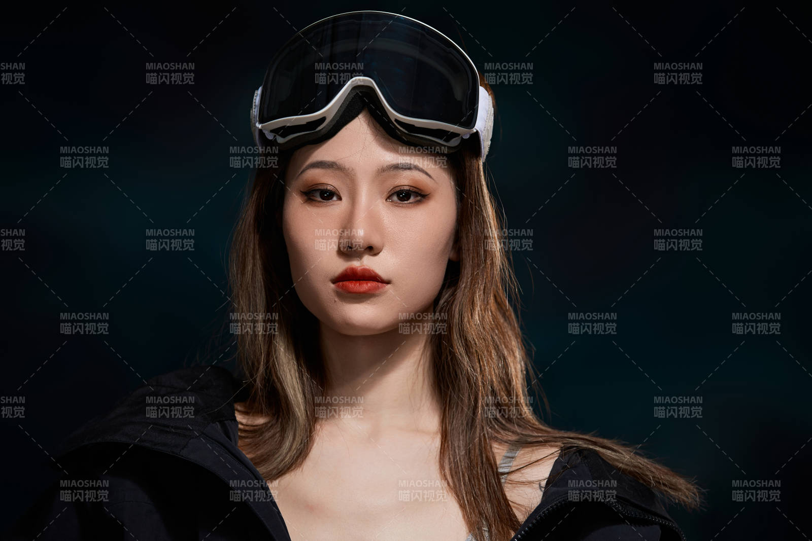 穿戴齊全單板滑雪裝備的亞洲美女