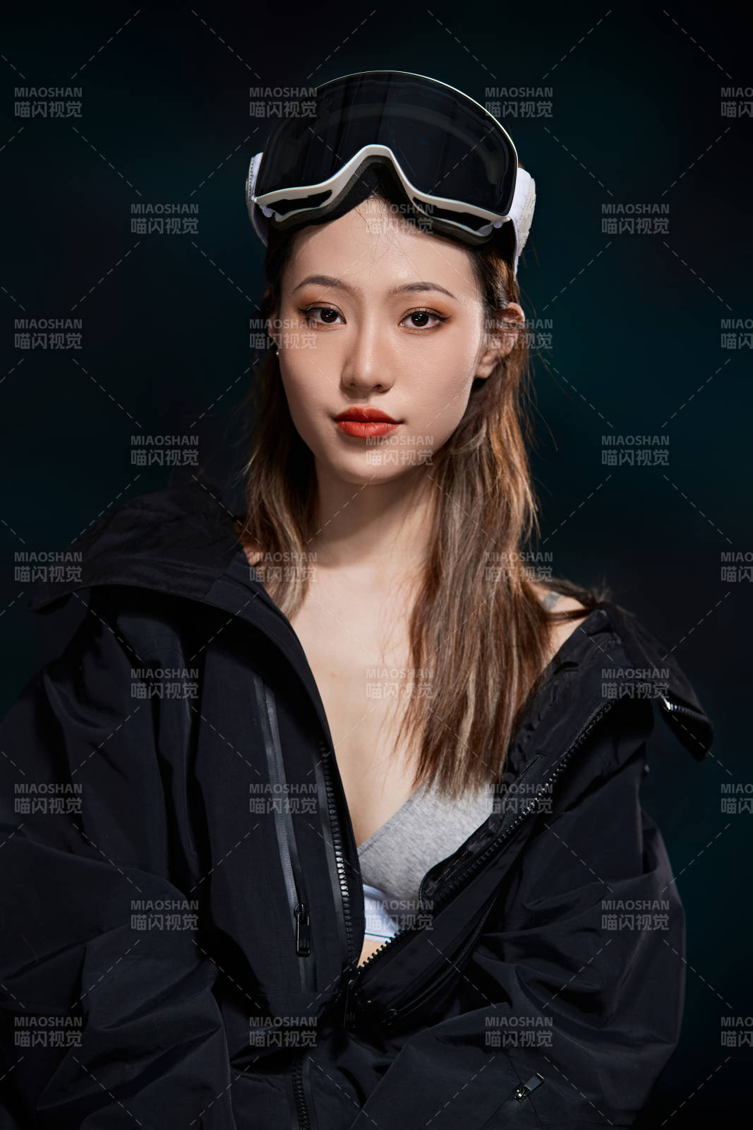 穿戴齊全單板滑雪裝備的亞洲美女