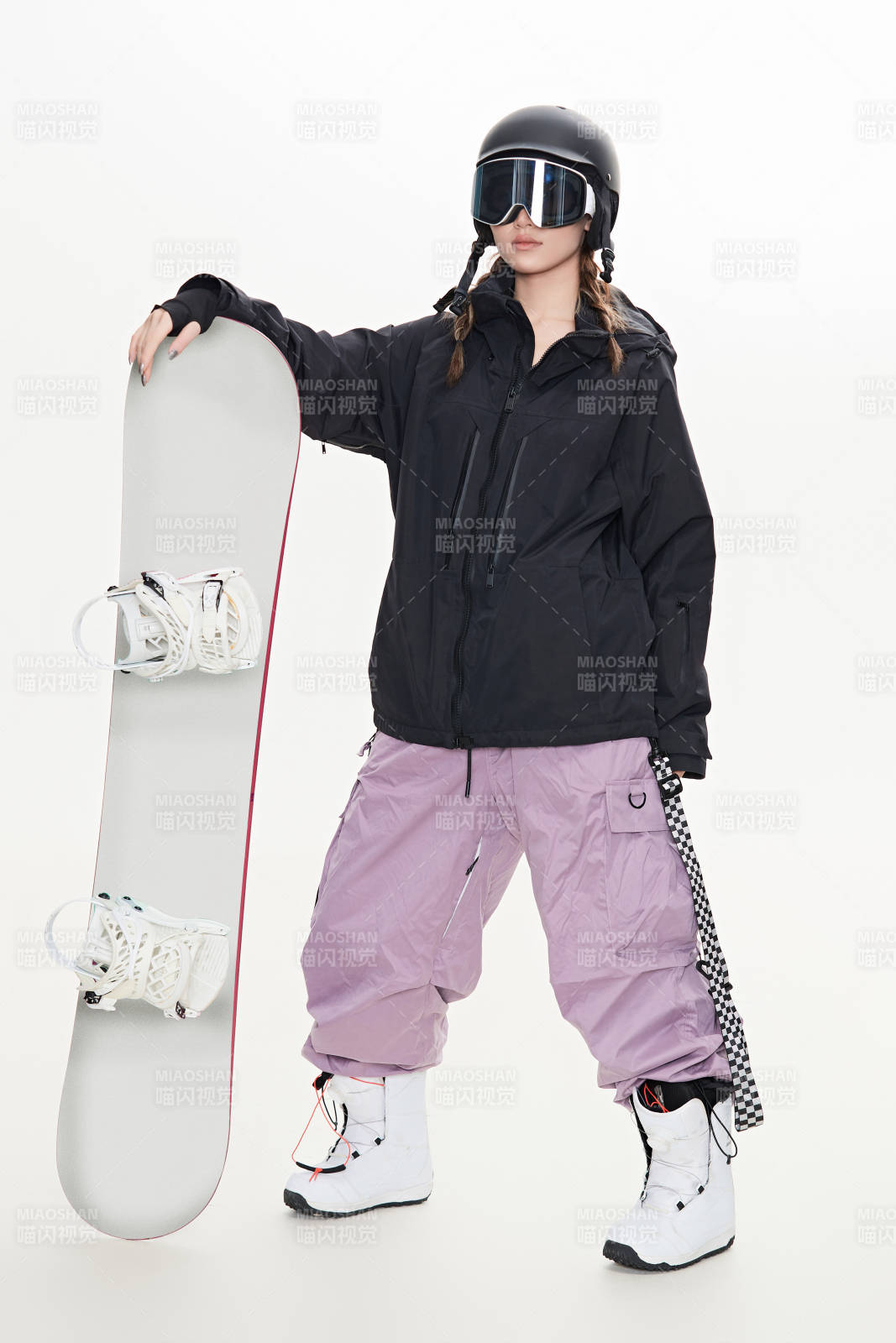 穿戴齊全單板滑雪裝備的亞洲美女