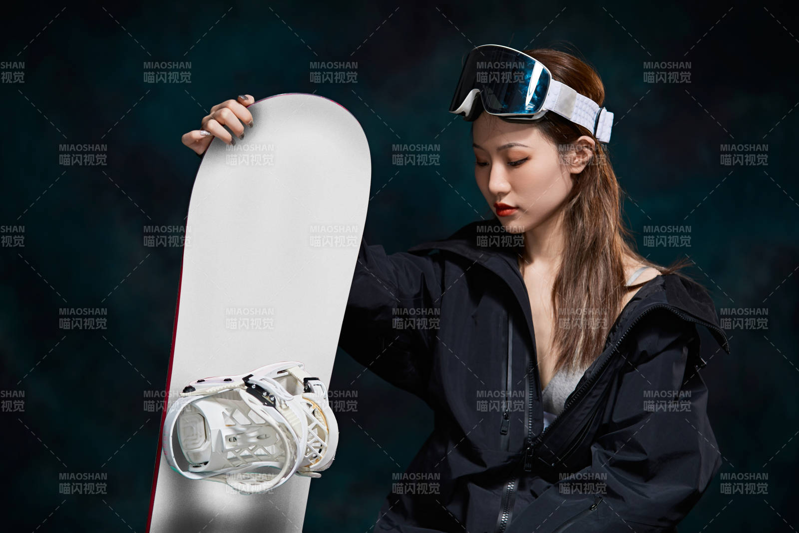 穿戴齊全單板滑雪裝備的亞洲美女