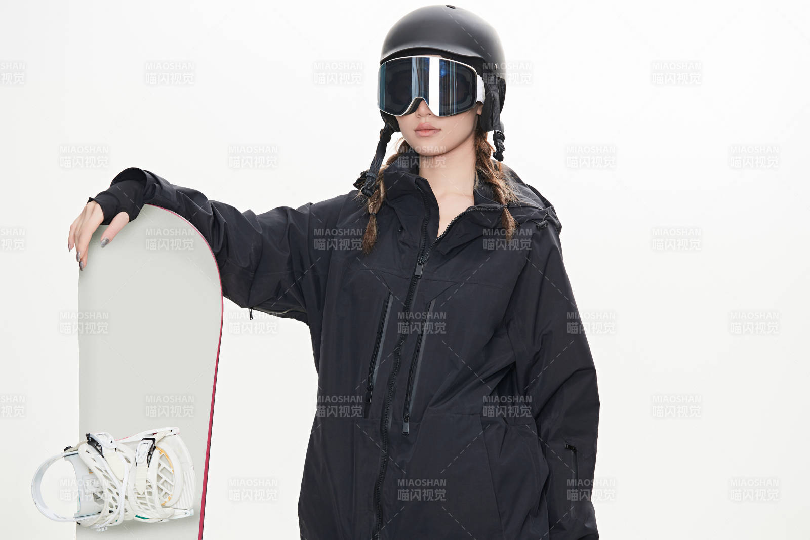 穿戴齊全單板滑雪裝備的亞洲美女