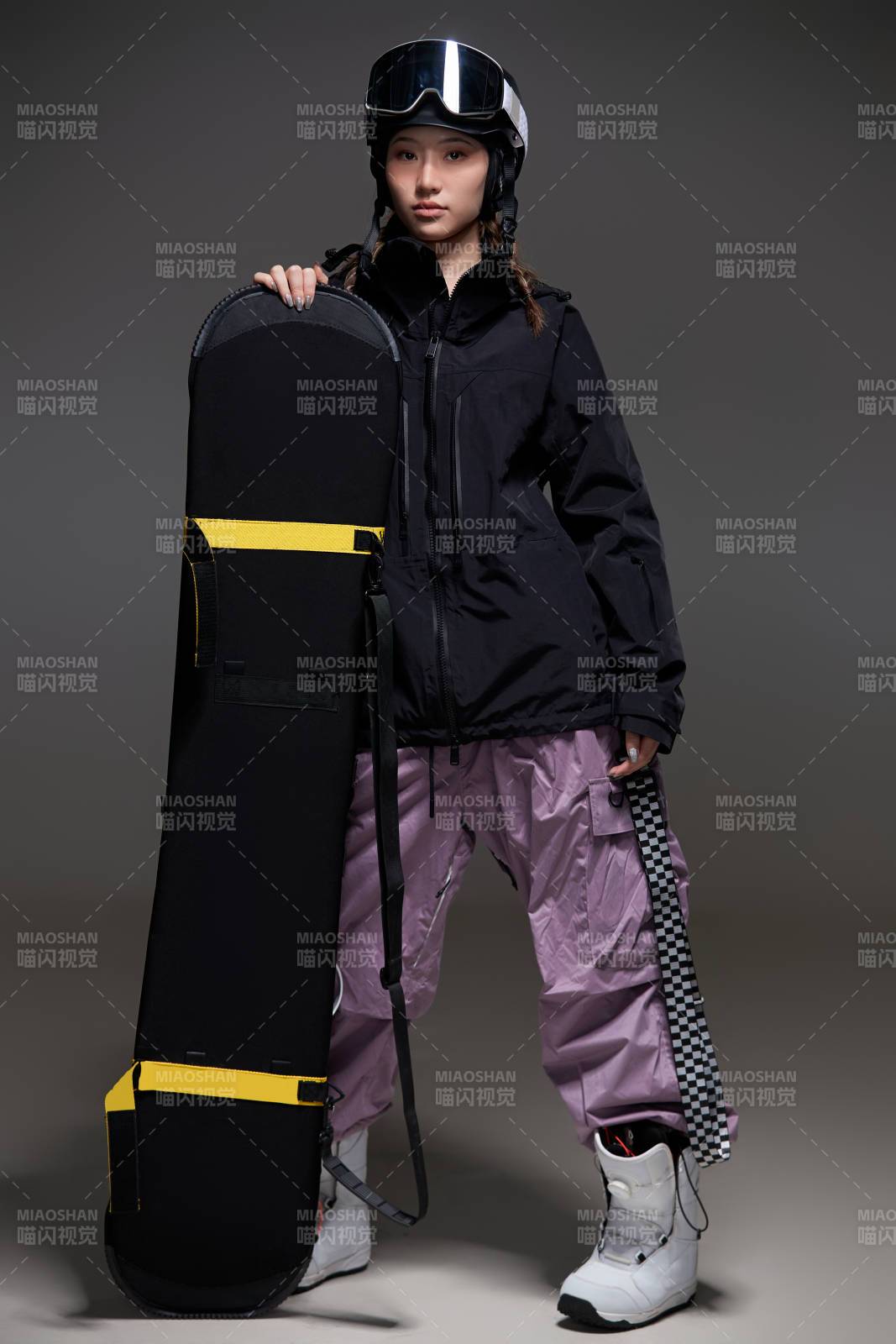 穿戴齊全單板滑雪裝備的亞洲美女