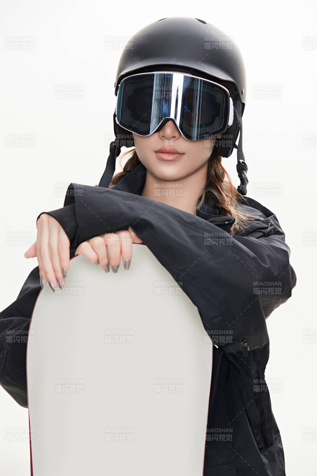 穿戴齊全單板滑雪裝備的亞洲美女