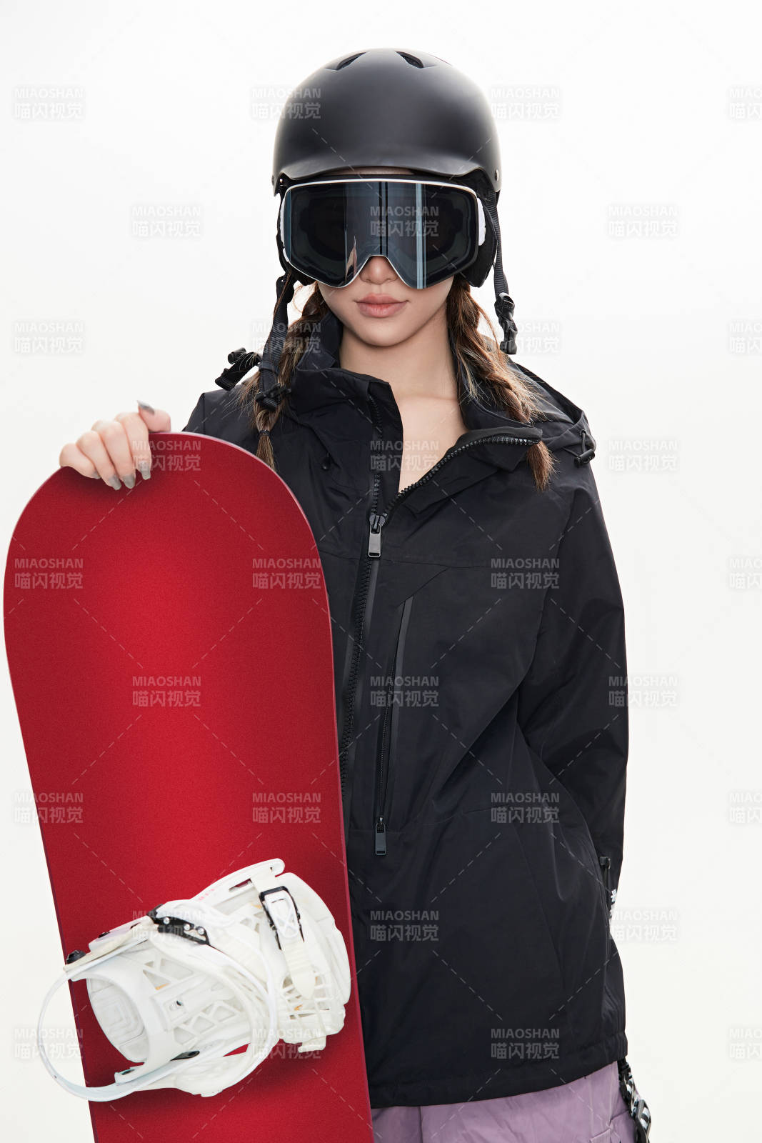 穿戴齊全單板滑雪裝備的亞洲美女