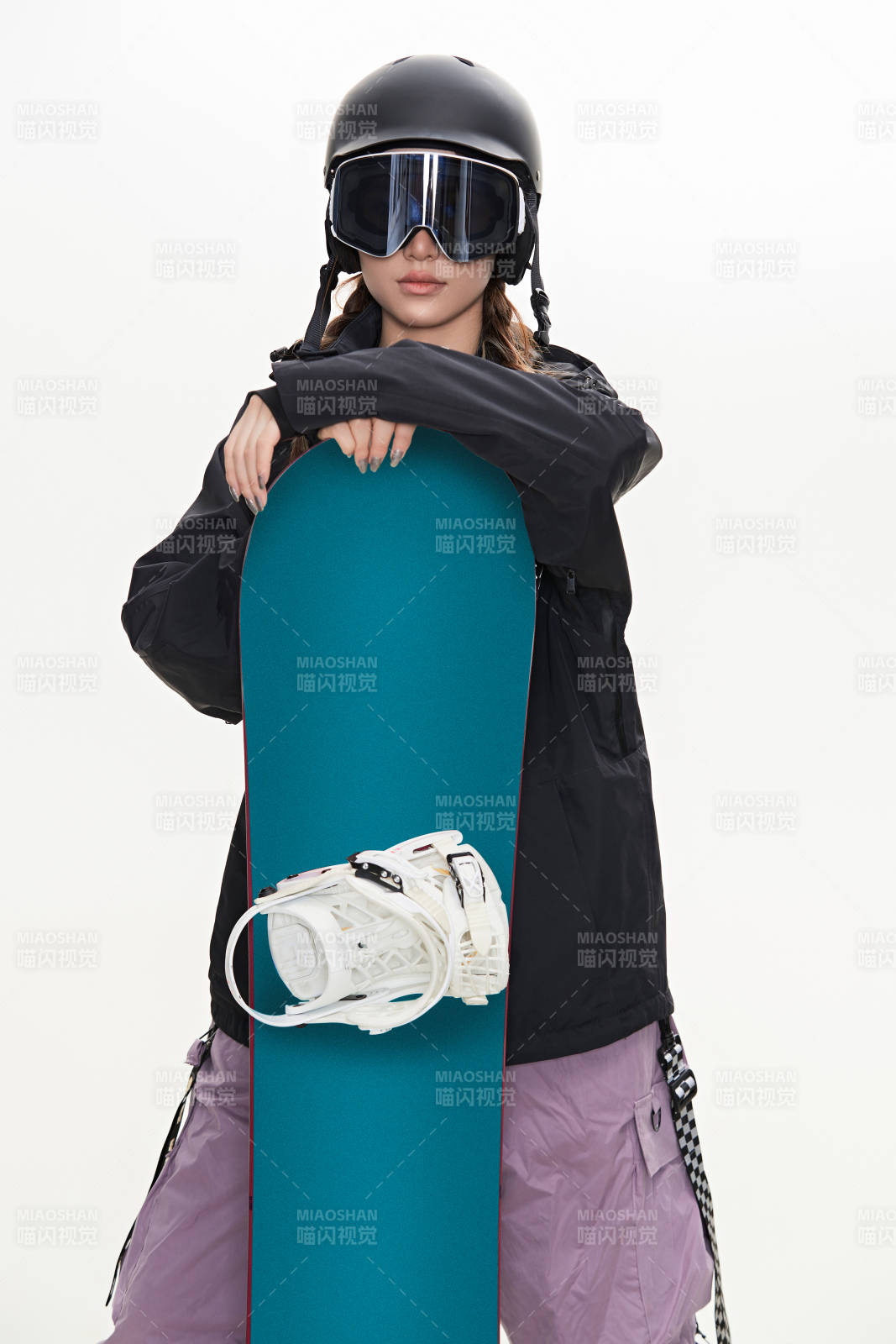 穿戴齊全單板滑雪裝備的亞洲美女