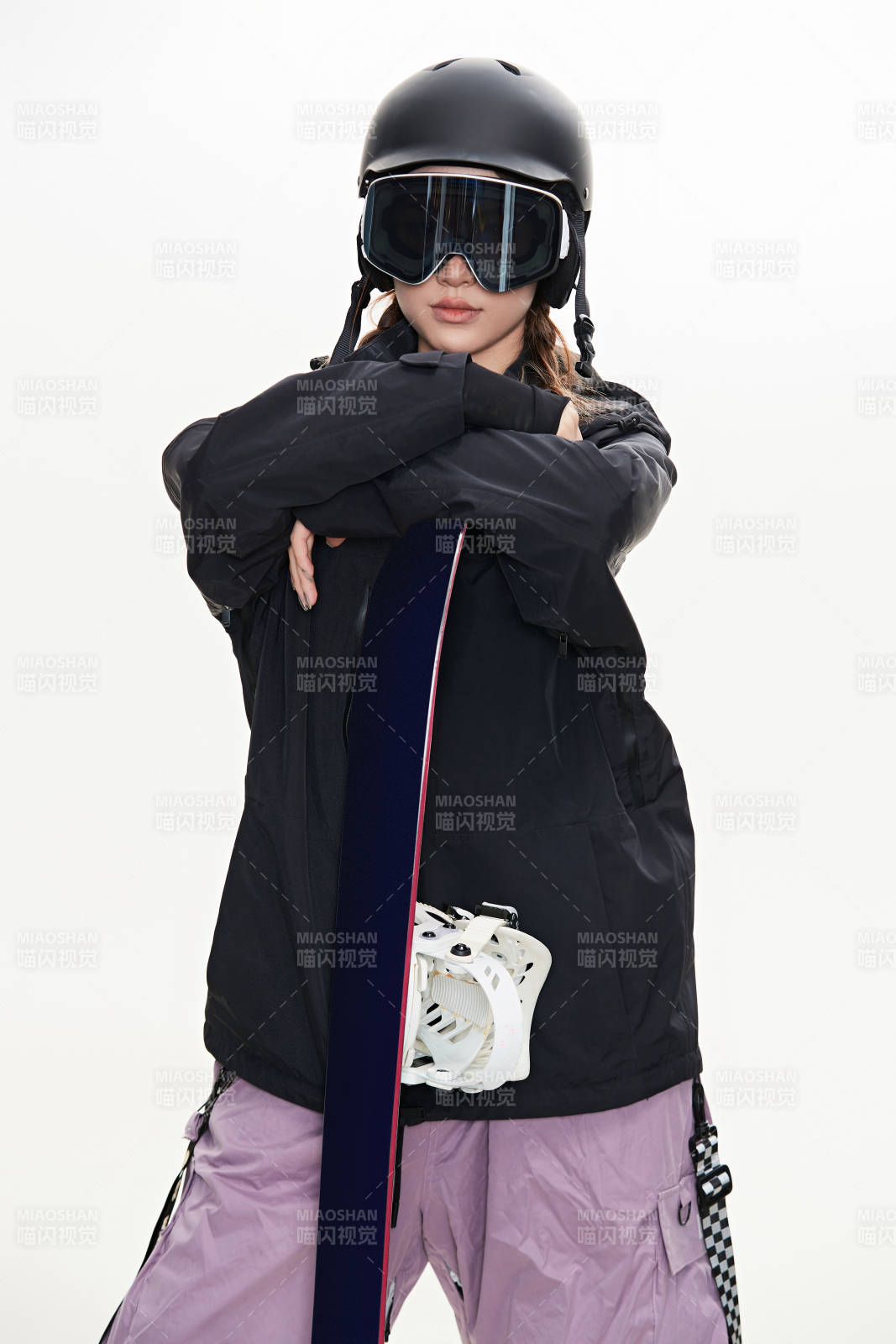 穿戴齊全單板滑雪裝備的亞洲美女