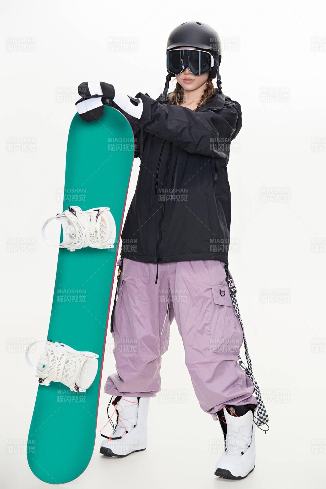 穿戴齊全單板滑雪裝備的亞洲美女