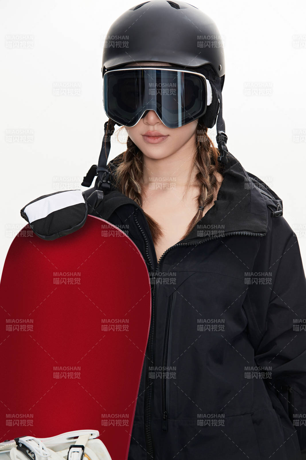 穿戴齊全單板滑雪裝備的亞洲美女