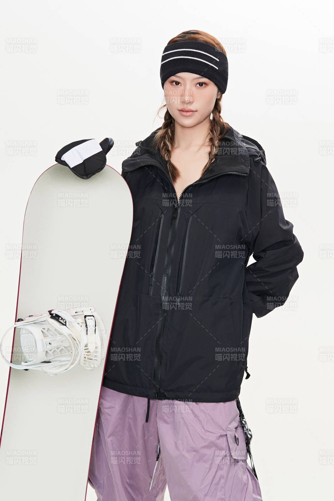 穿戴齊全單板滑雪裝備的亞洲美女