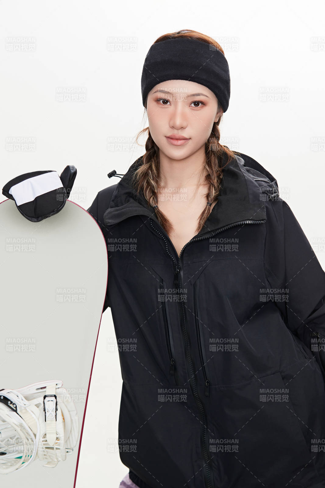 穿戴齊全單板滑雪裝備的亞洲美女