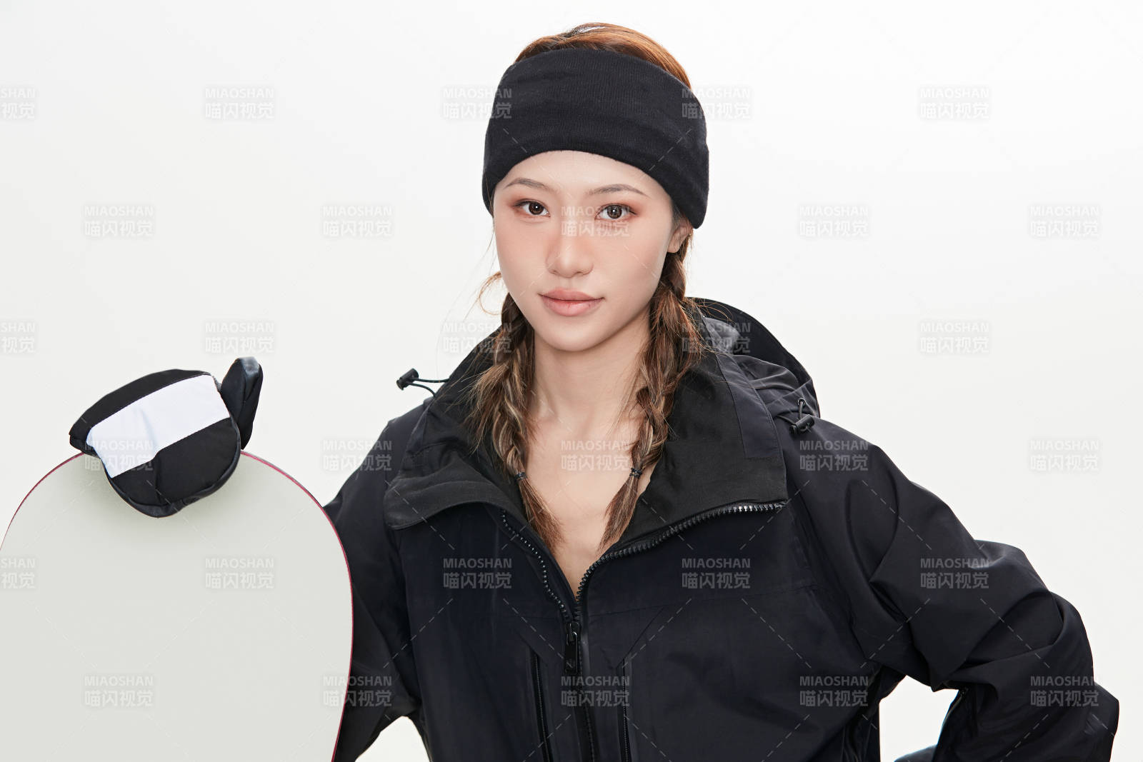 穿戴齊全單板滑雪裝備的亞洲美女