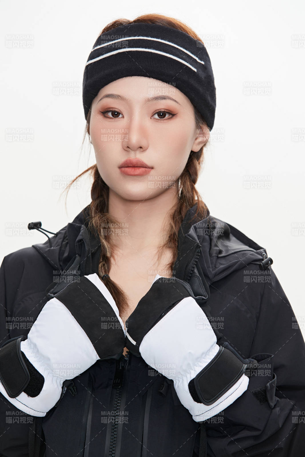 穿戴齊全單板滑雪裝備的亞洲美女