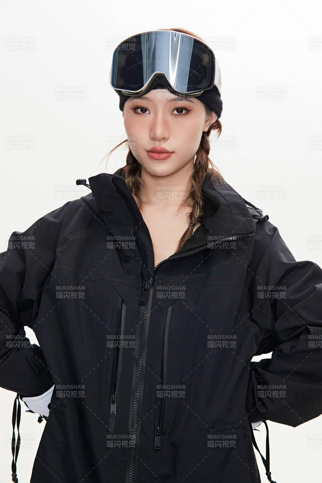 穿戴齊全單板滑雪裝備的亞洲美女