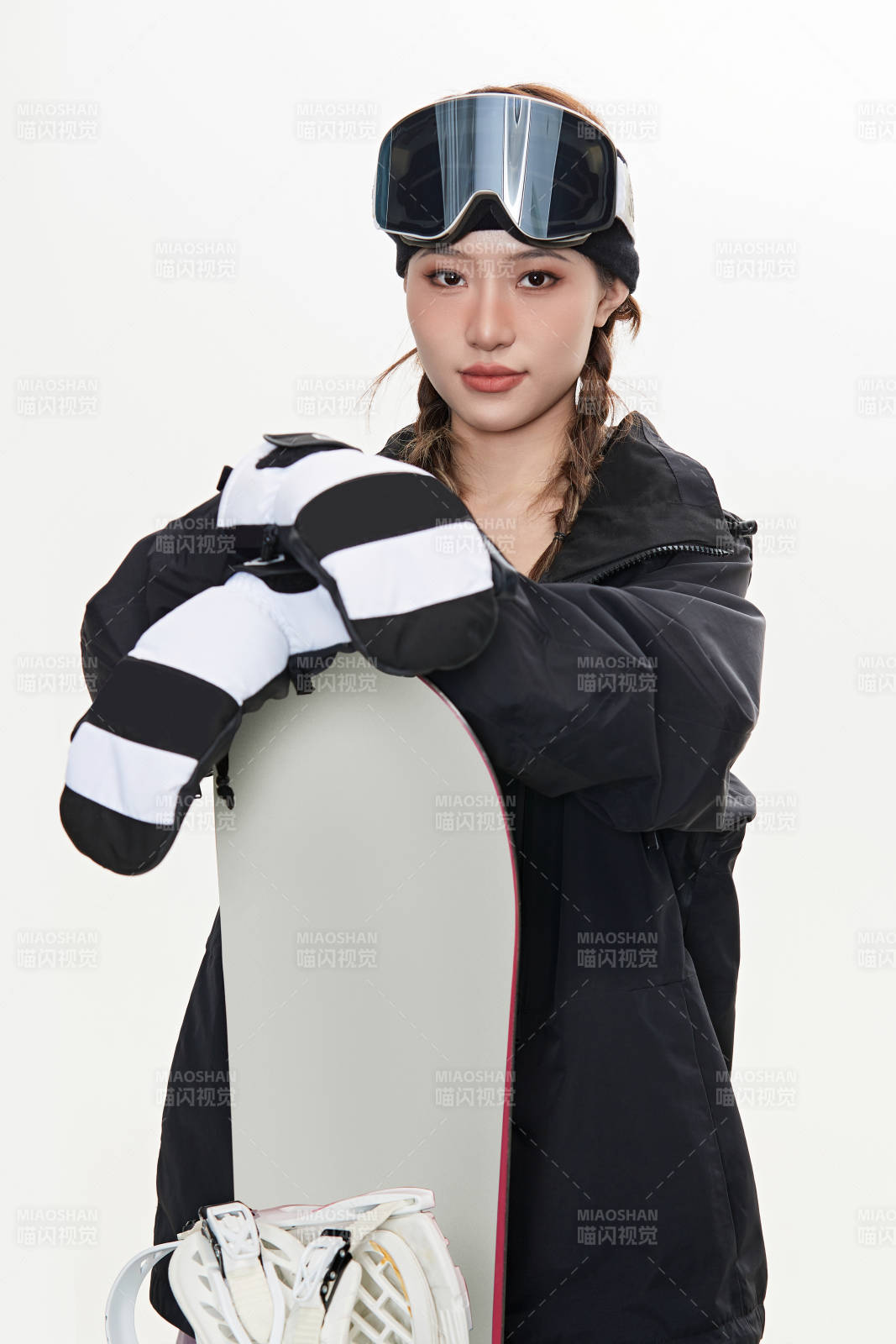 穿戴齊全單板滑雪裝備的亞洲美女