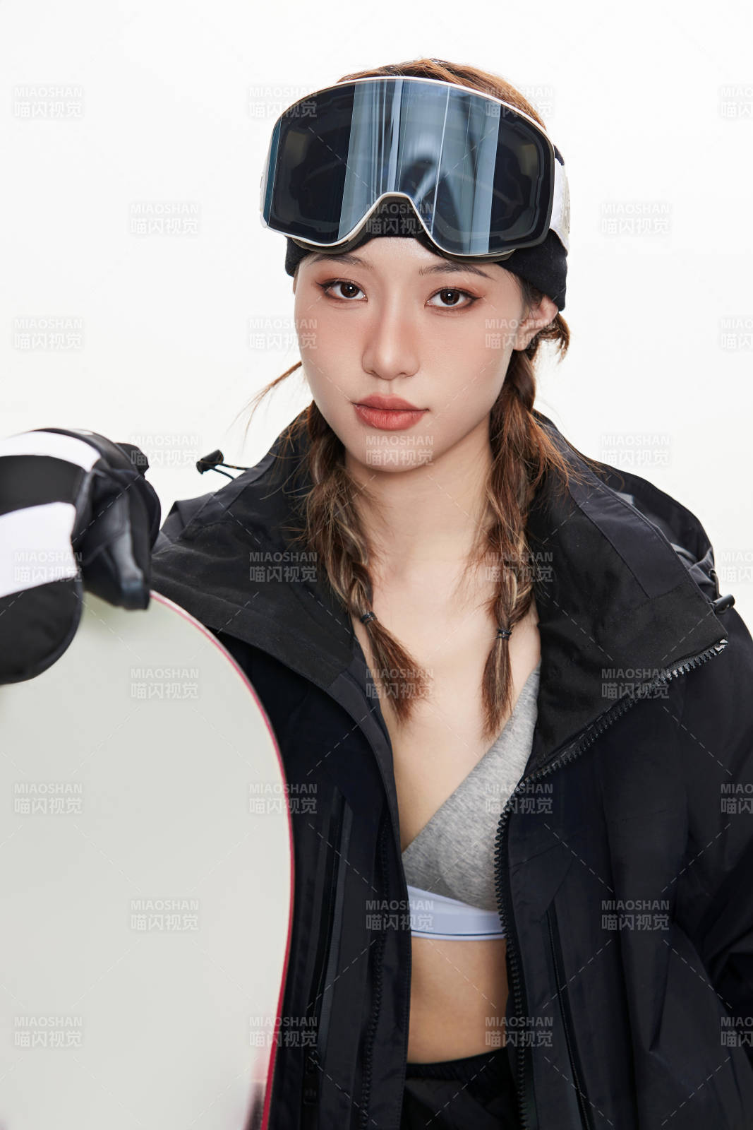 穿戴齊全單板滑雪裝備的亞洲美女