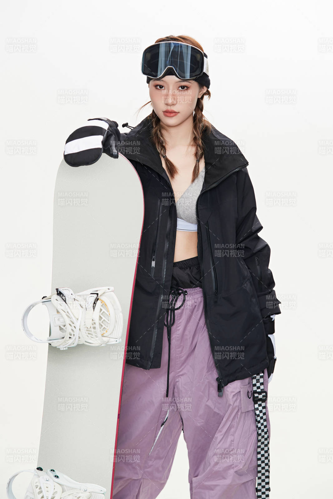 穿戴齊全單板滑雪裝備的亞洲美女