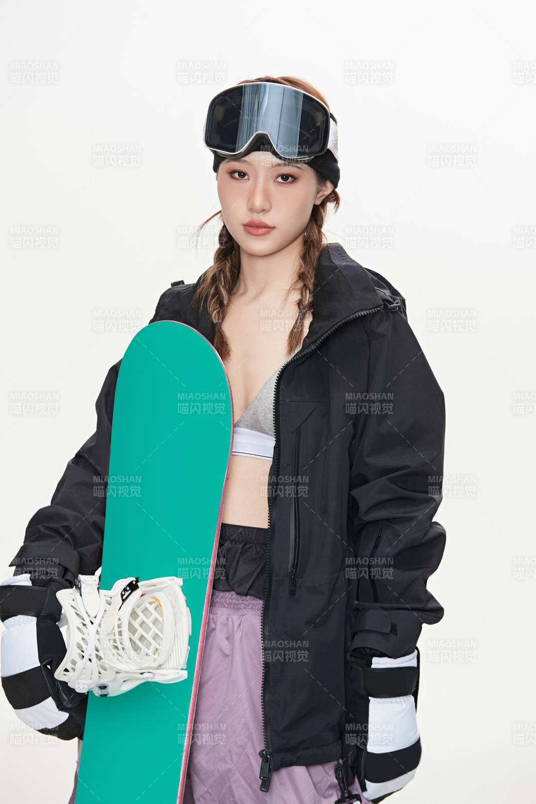 穿戴齊全單板滑雪裝備的亞洲美女