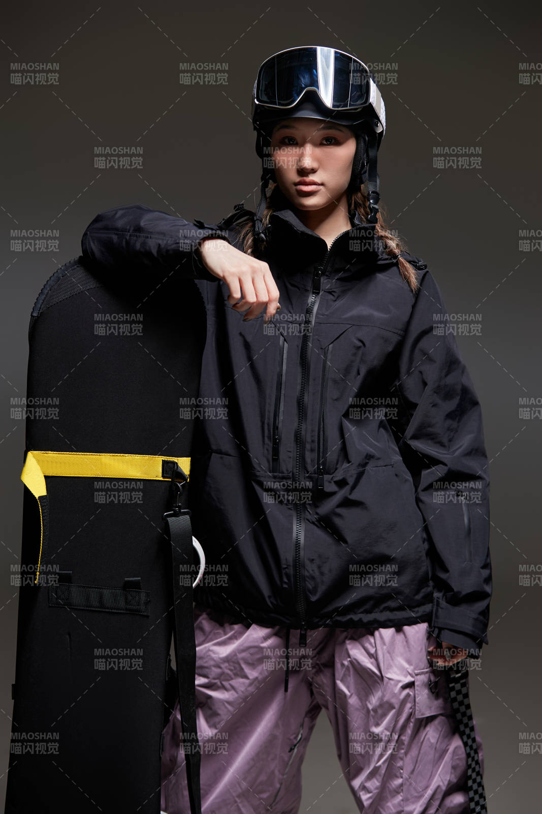 穿戴齊全單板滑雪裝備的亞洲美女