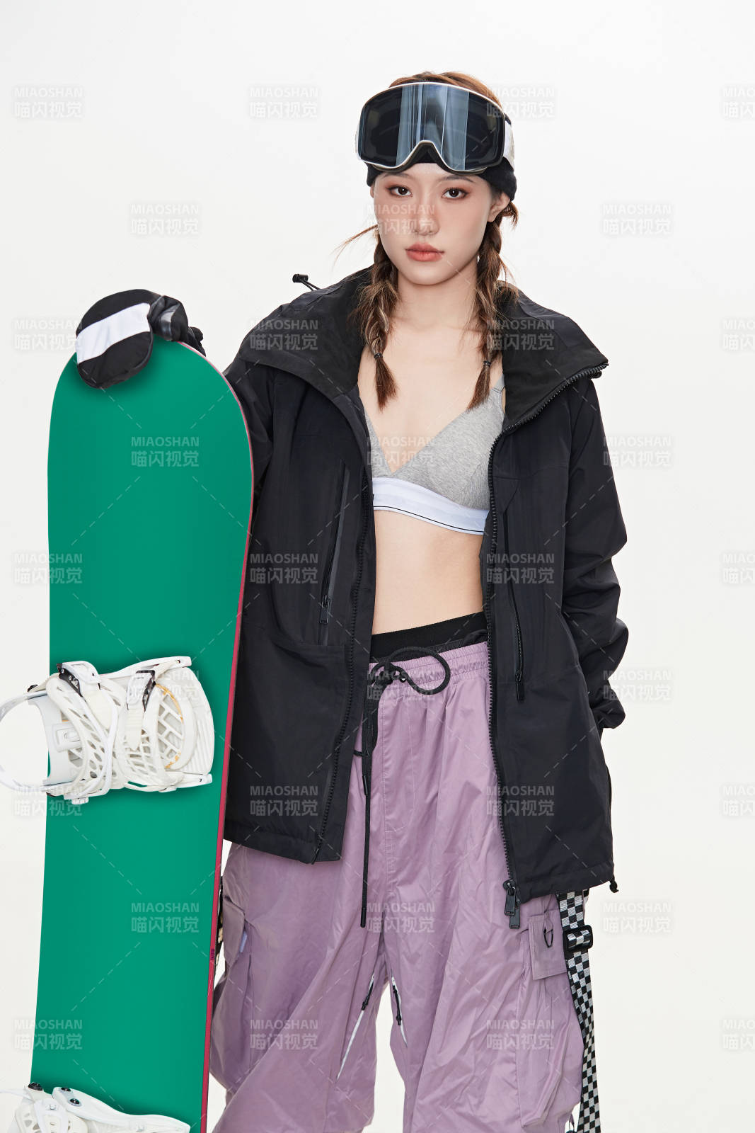 穿戴齊全單板滑雪裝備的亞洲美女