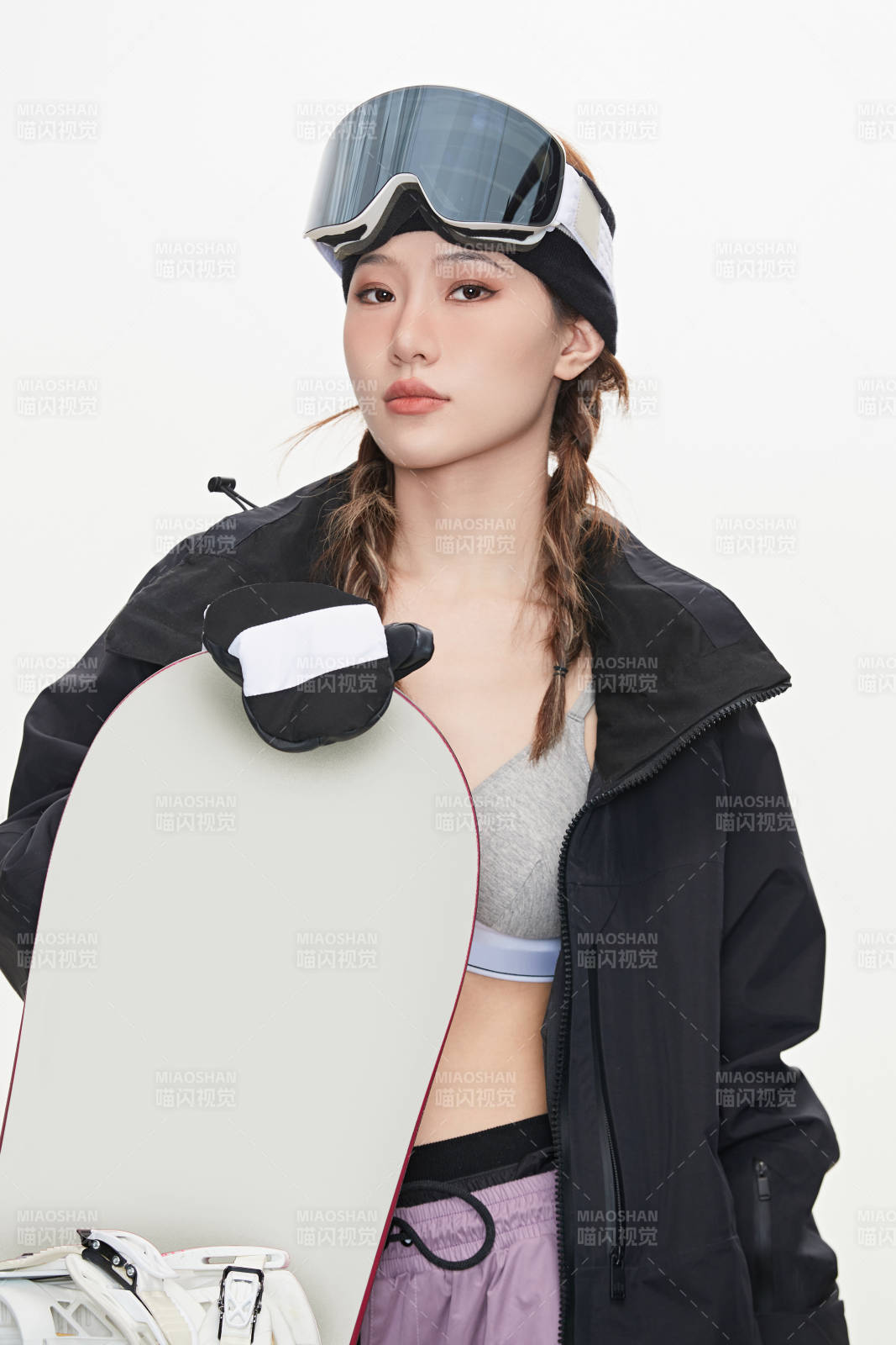 穿戴齊全單板滑雪裝備的亞洲美女