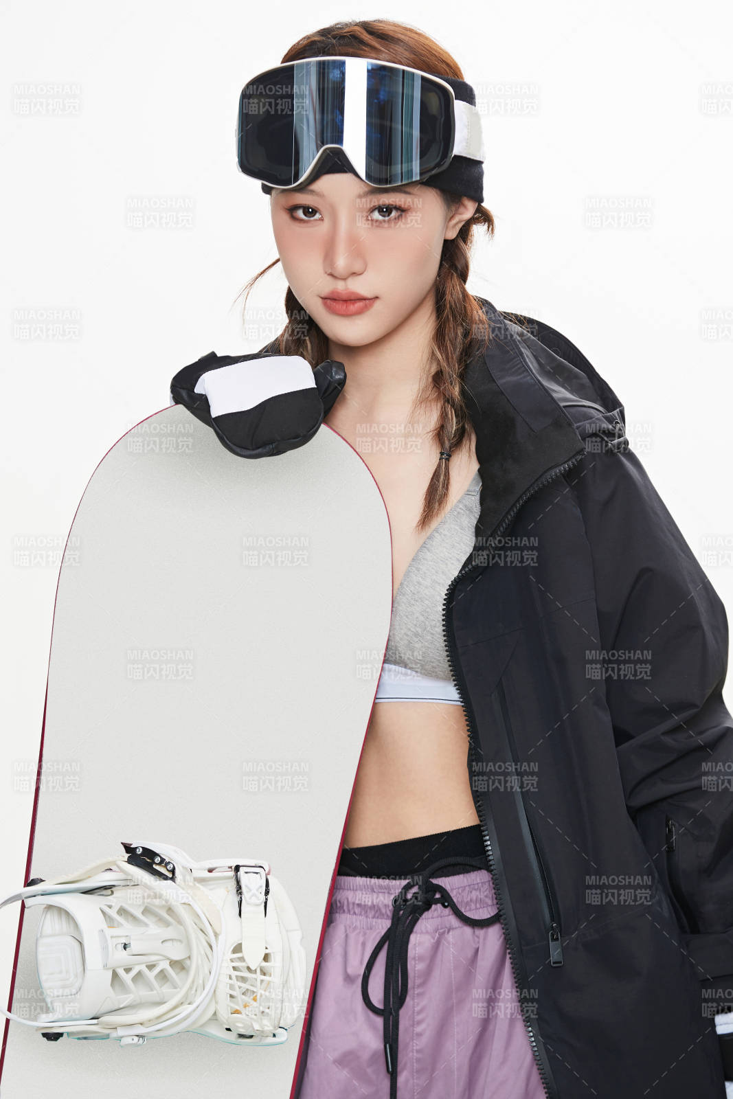 穿戴齊全單板滑雪裝備的亞洲美女