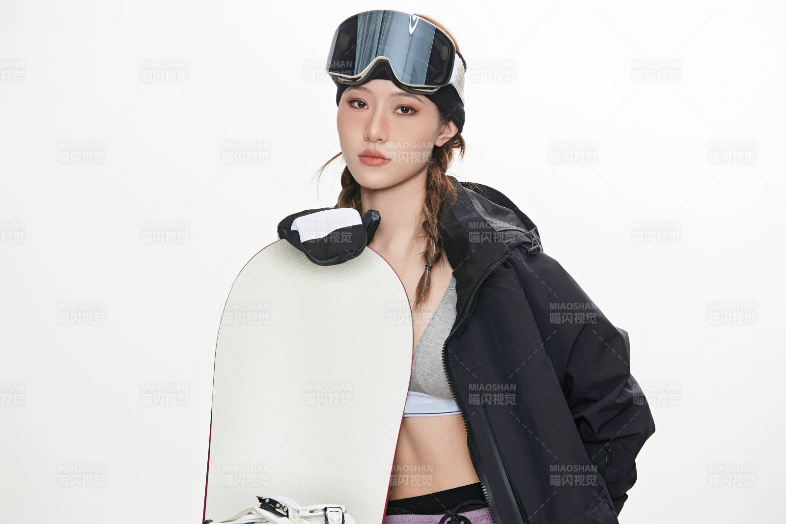 穿戴齊全單板滑雪裝備的亞洲美女