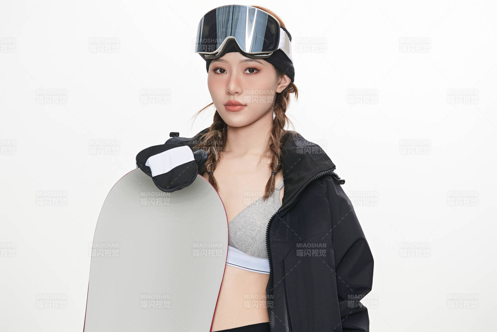 穿戴齊全單板滑雪裝備的亞洲美女