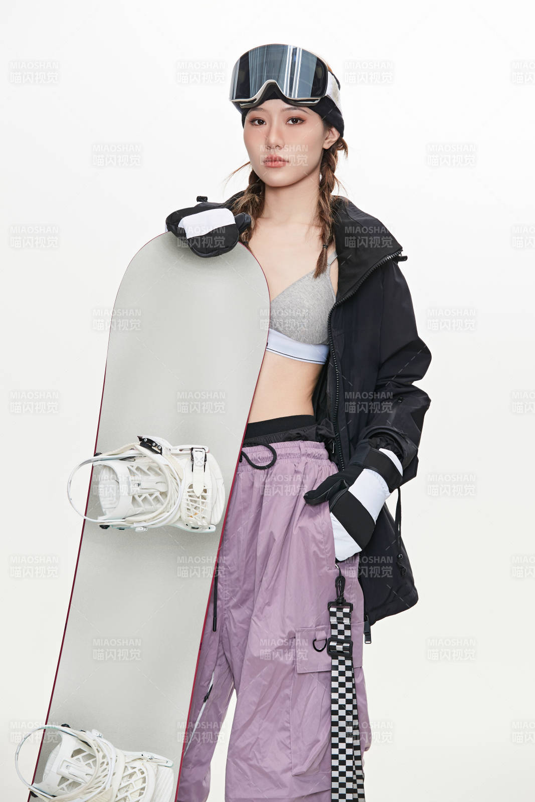 穿戴齊全單板滑雪裝備的亞洲美女