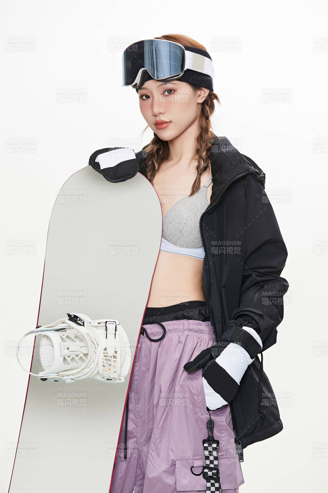 穿戴齊全單板滑雪裝備的亞洲美女