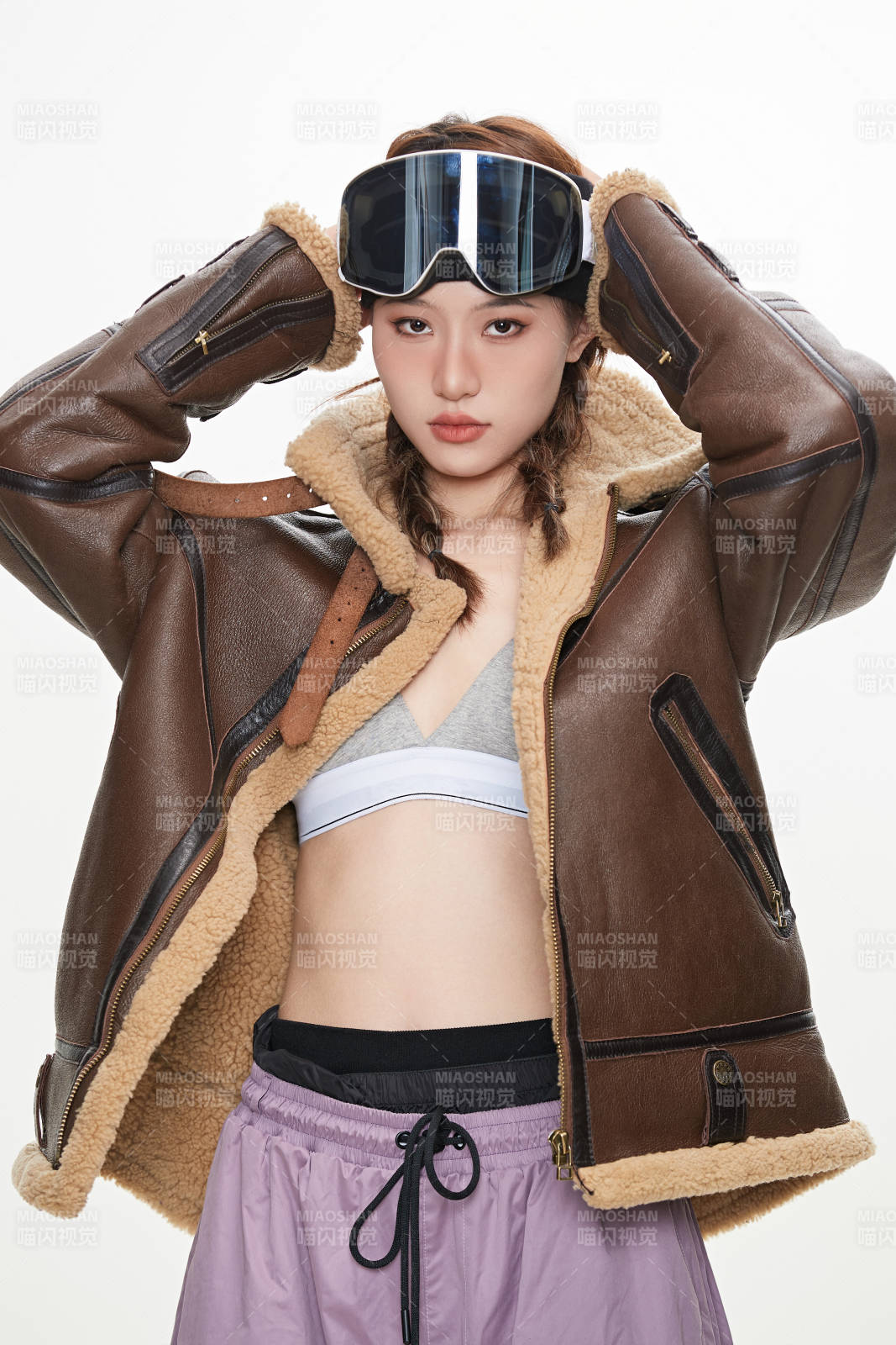 穿戴齊全單板滑雪裝備的亞洲美女