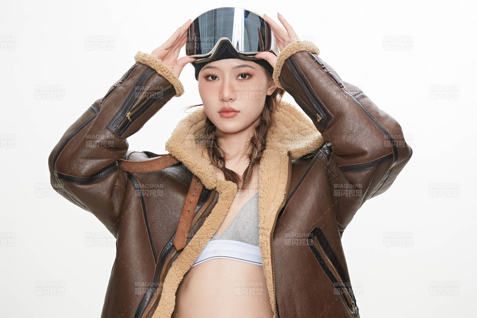 穿戴齊全單板滑雪裝備的亞洲美女