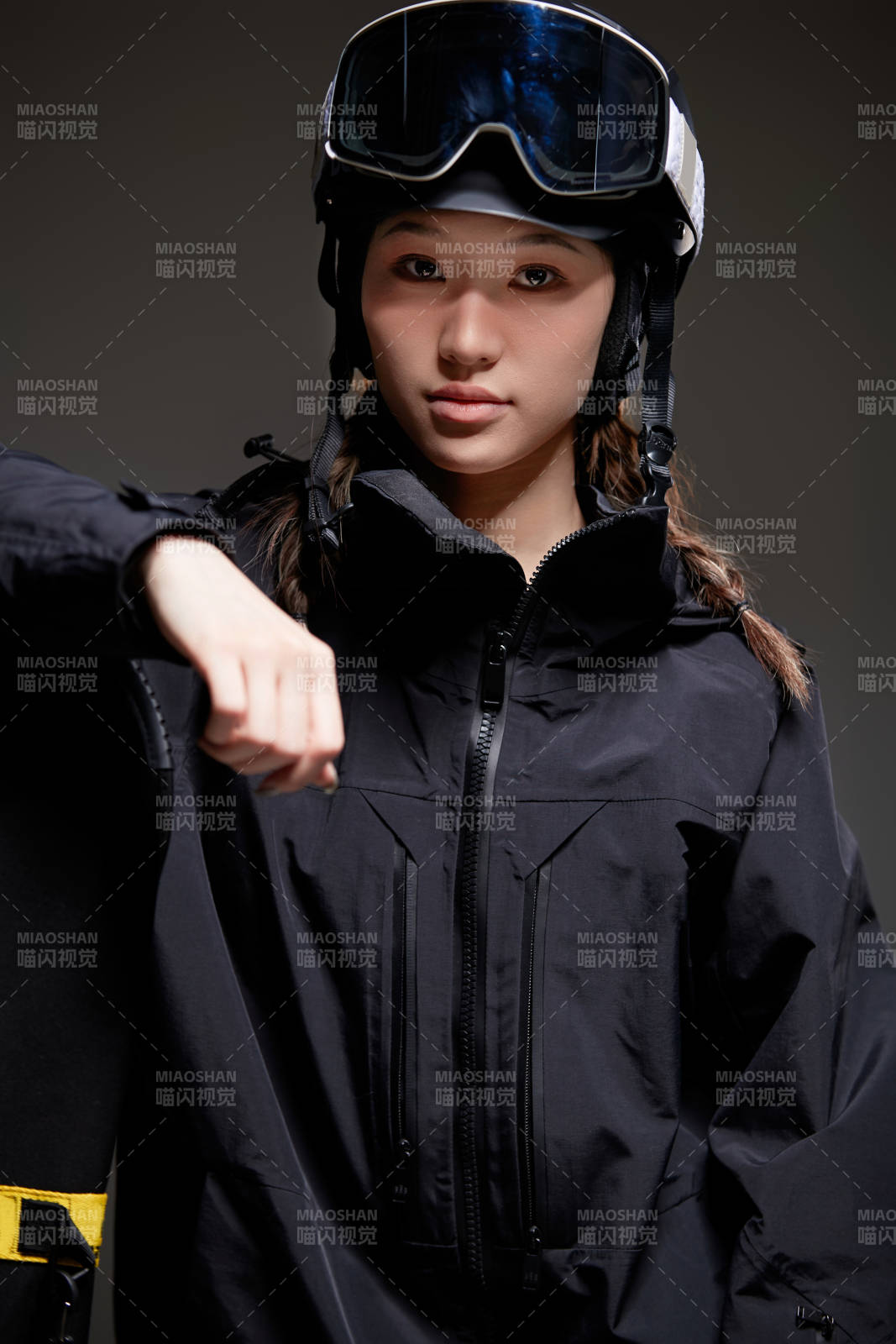 穿戴齊全單板滑雪裝備的亞洲美女