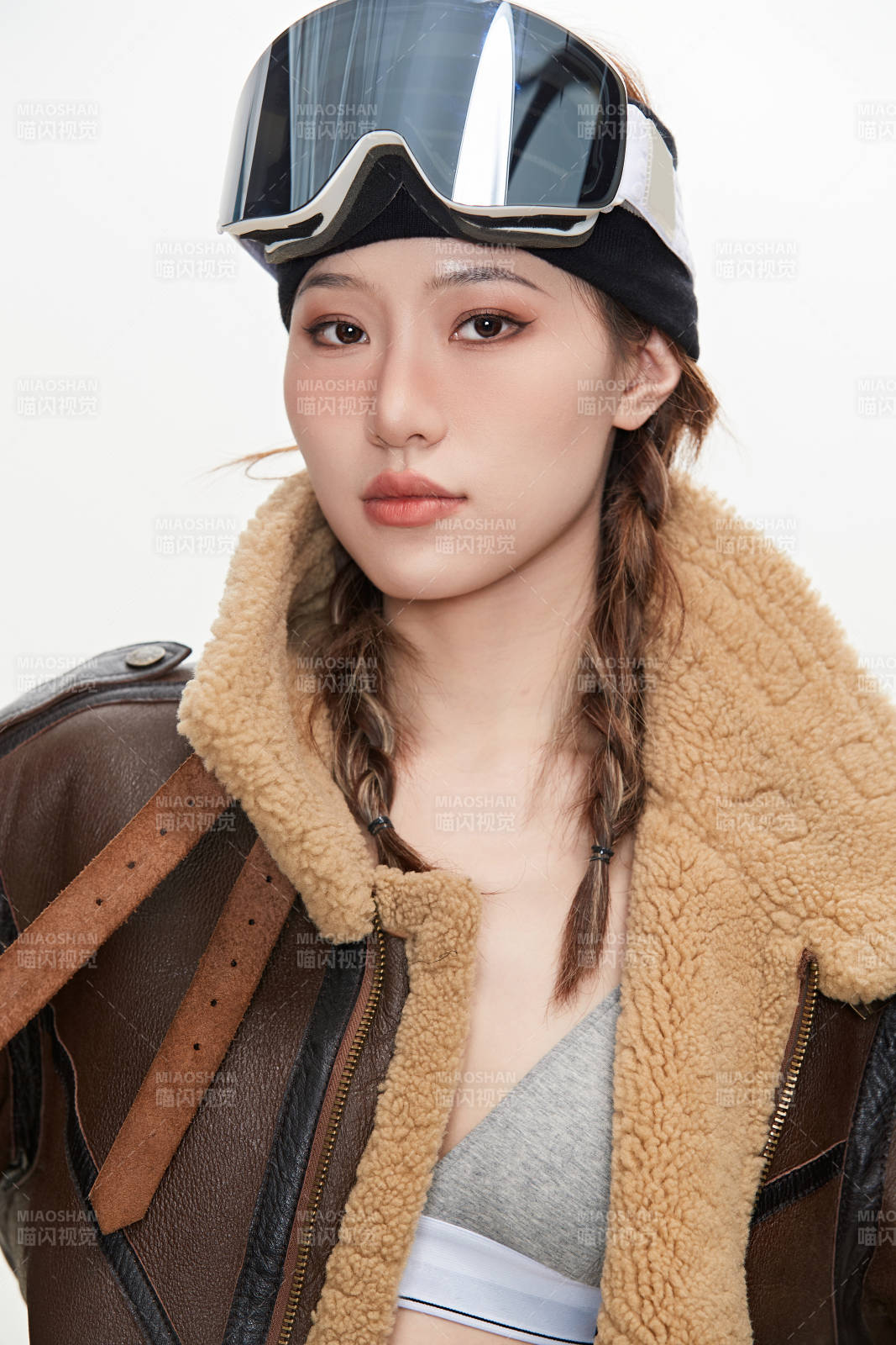 穿戴齊全單板滑雪裝備的亞洲美女