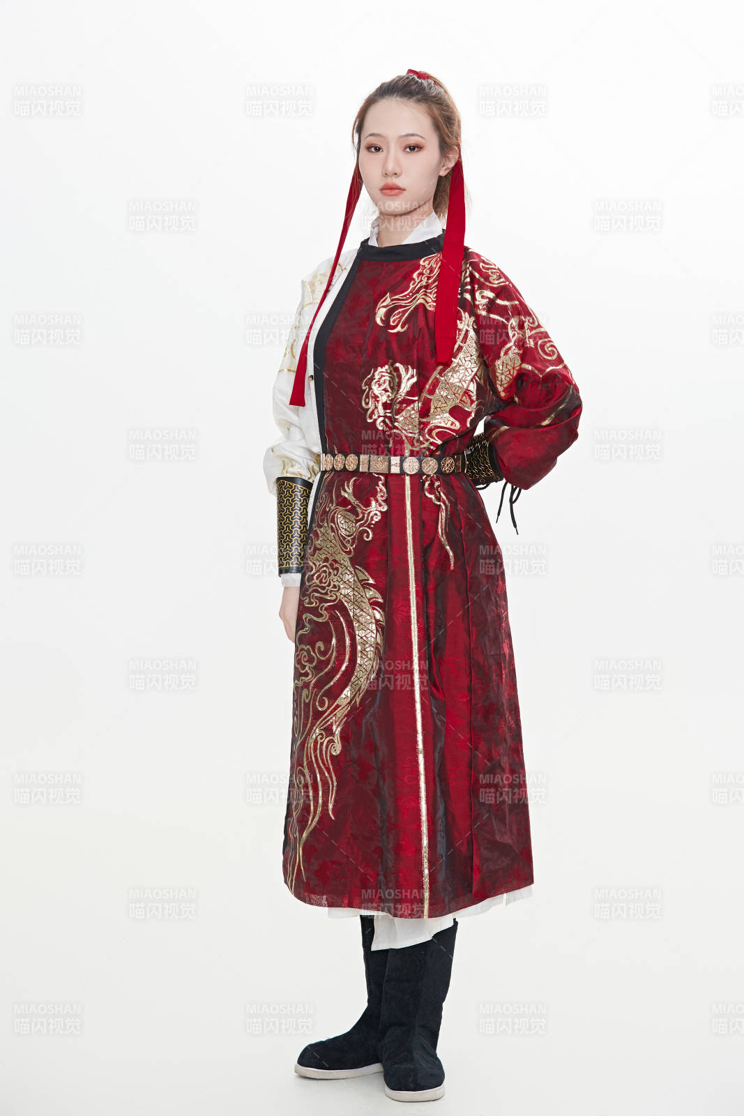 身穿武俠古風漢服英氣十足的亞洲美女