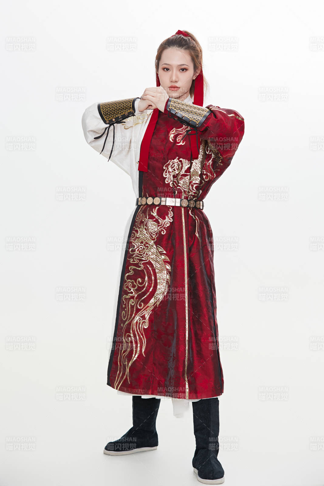 身穿武俠古風漢服英氣十足的亞洲美女