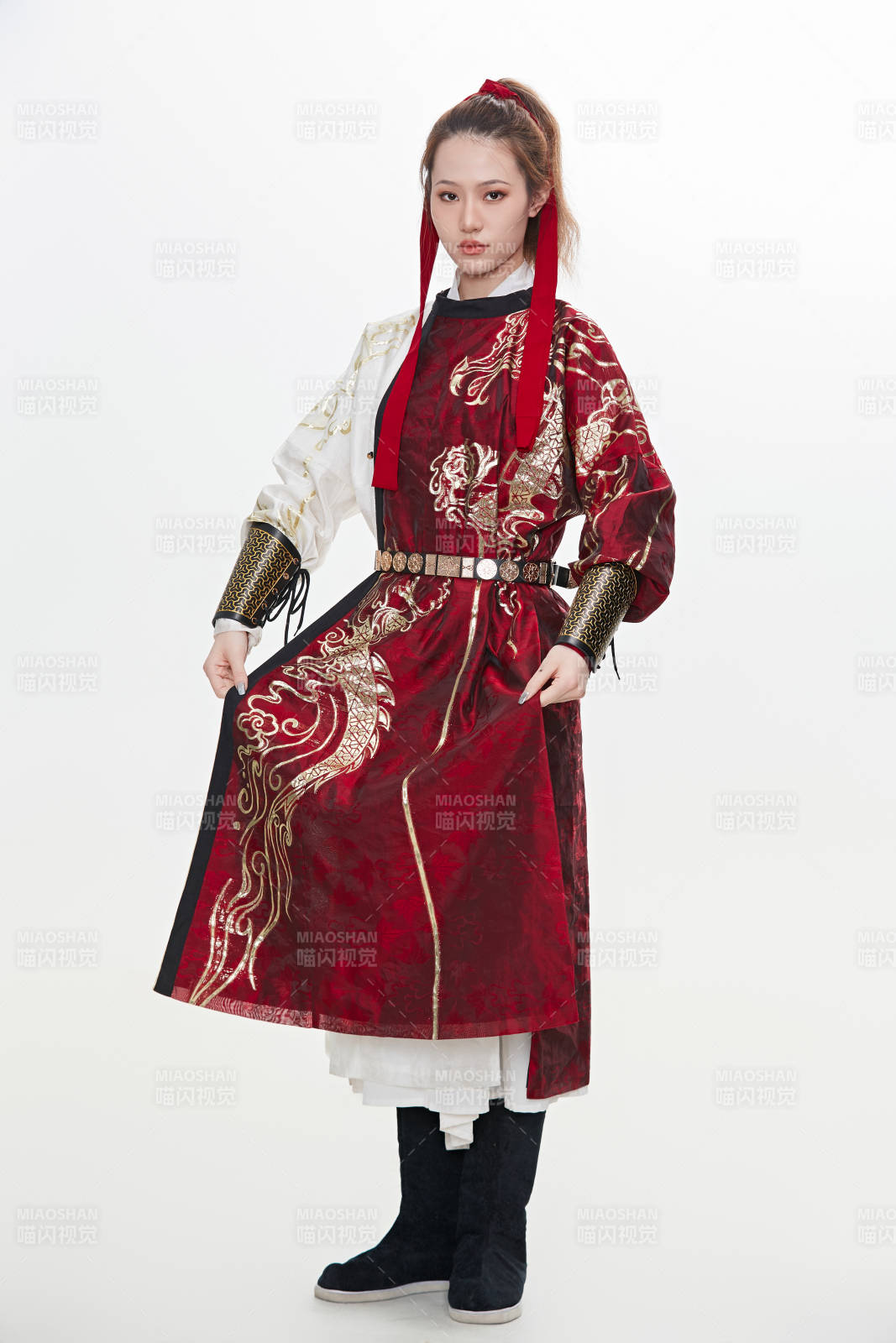 身穿武俠古風漢服英氣十足的亞洲美女