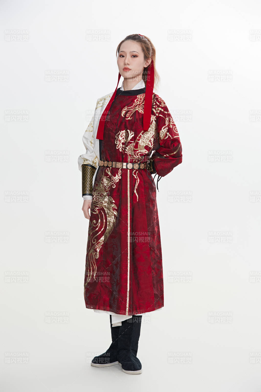 身穿武俠古風漢服英氣十足的亞洲美女