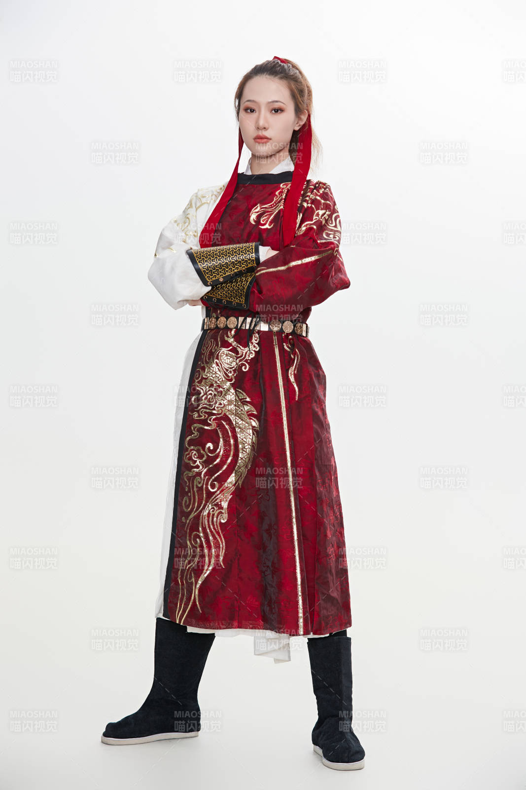 身穿武俠古風漢服英氣十足的亞洲美女