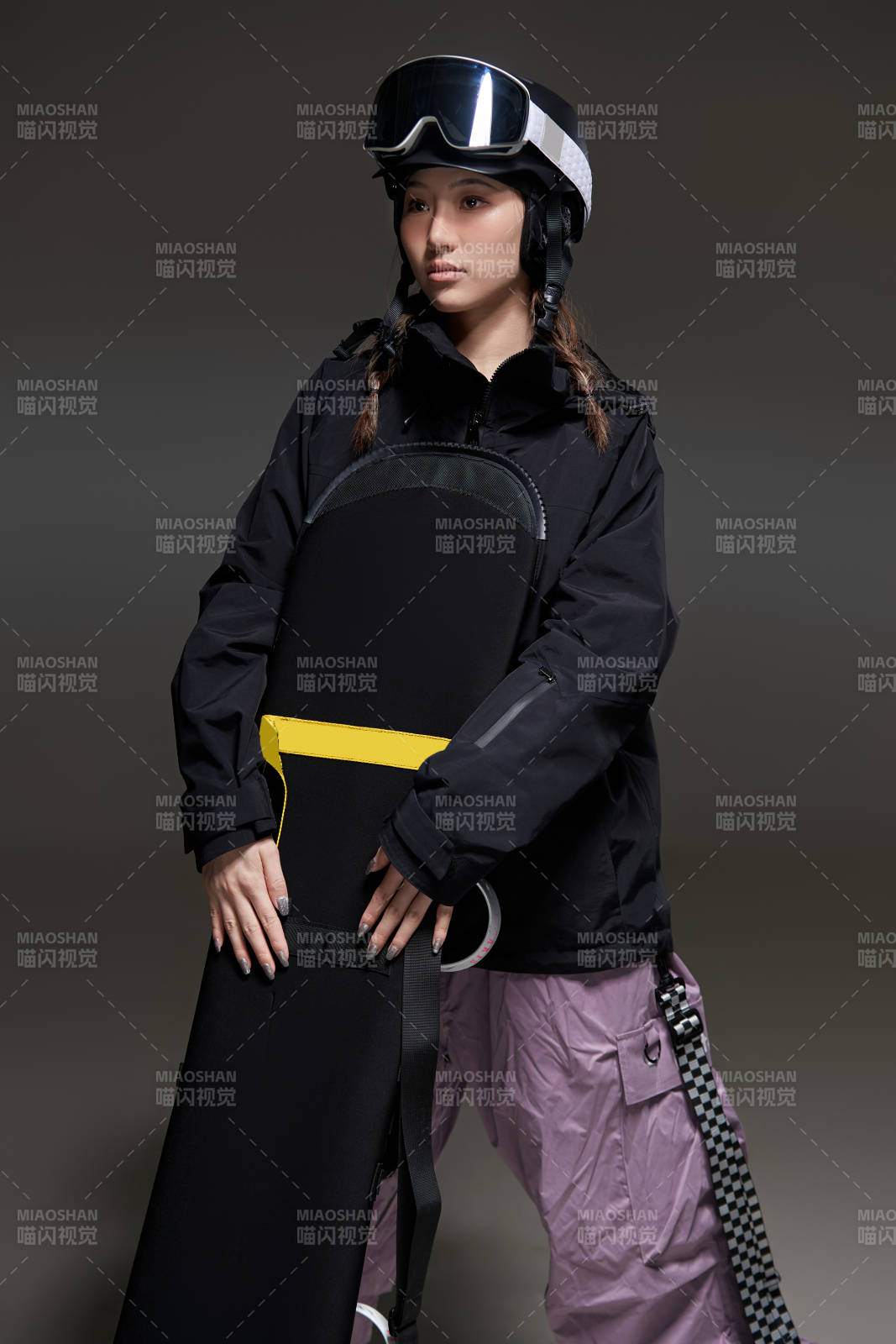 穿戴齊全單板滑雪裝備的亞洲美女