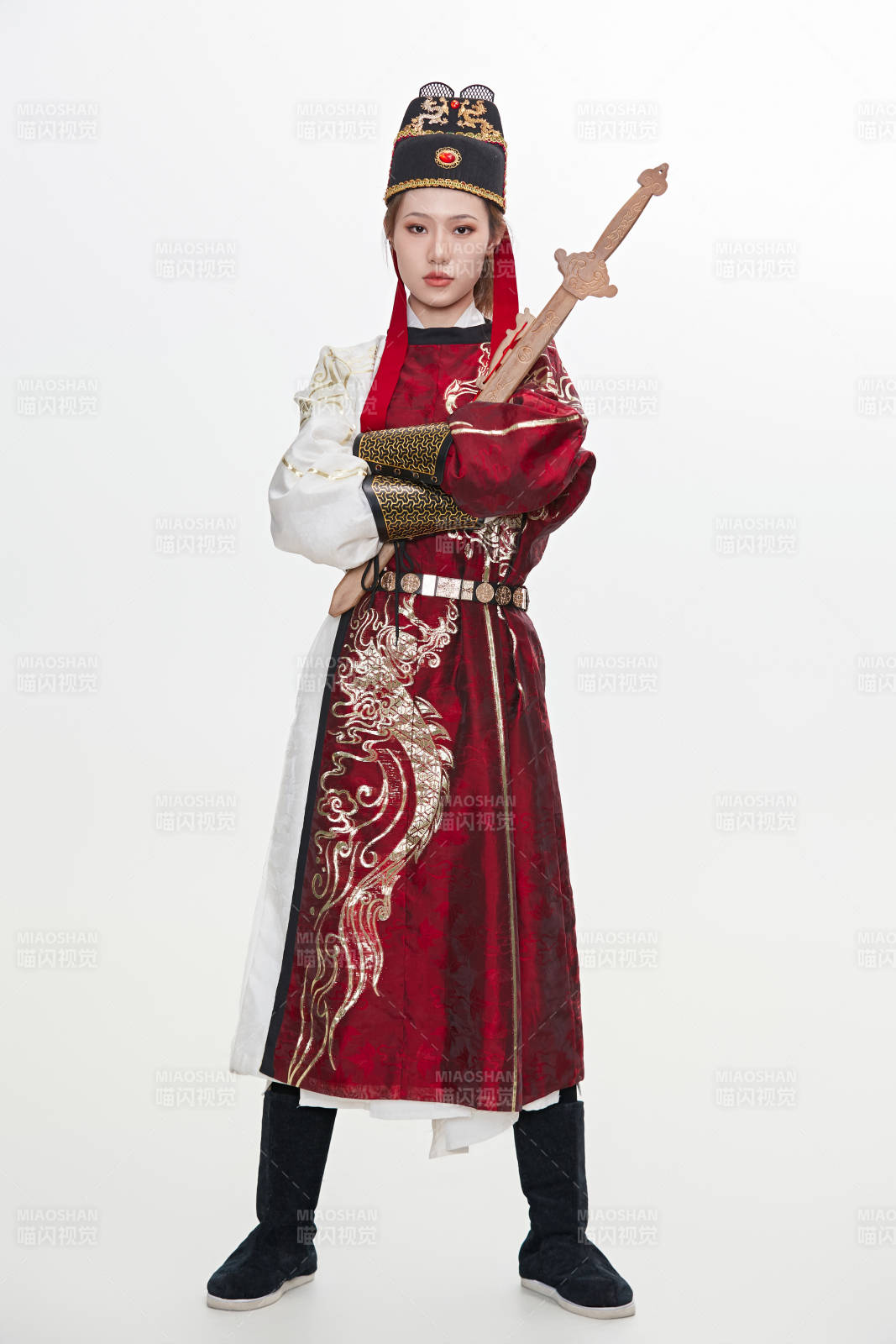 身穿武俠古風(fēng)漢服英氣十足的亞洲美女
